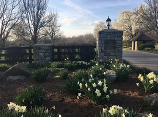 6 Oak Tree Ln, Louisville, KY 40245