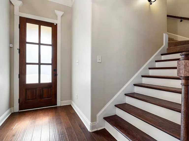 1056 Linlen Ave — Photo 2