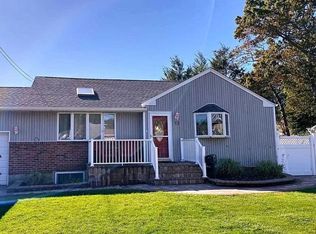13 Adams St N, Farmingdale, NY 11735