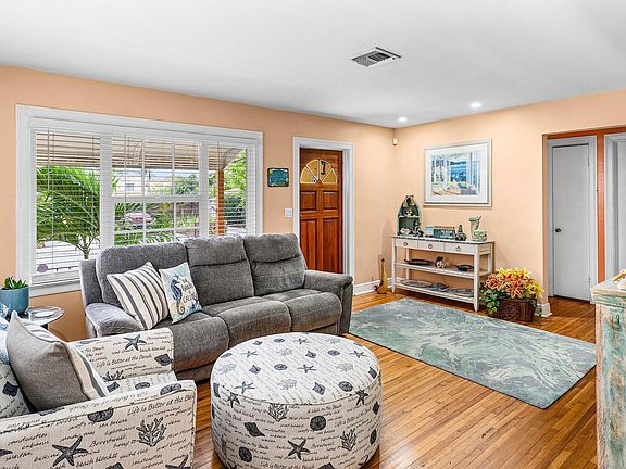 5th image of 411 3rd Avenue N