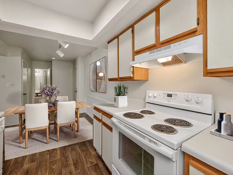Aurora (Classic) - 1 Bed / 1 Bath - 700 Sq.Ft.