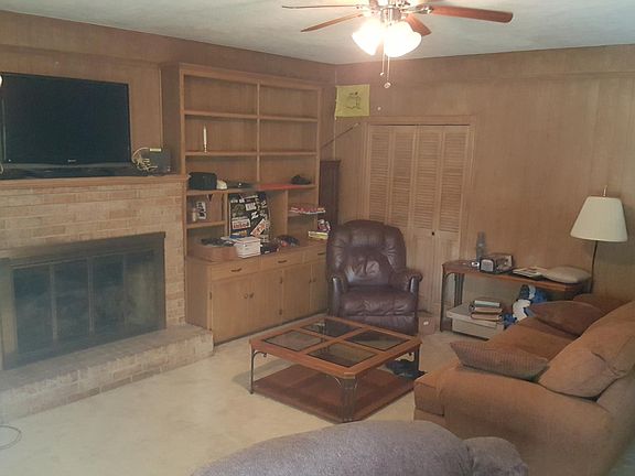4th image of 1015 Greenwood Dr