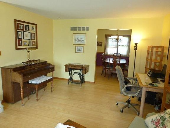5th image of 368 Woodland Dr W