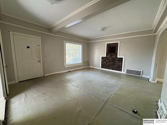 3rd image of 3827 Parker St