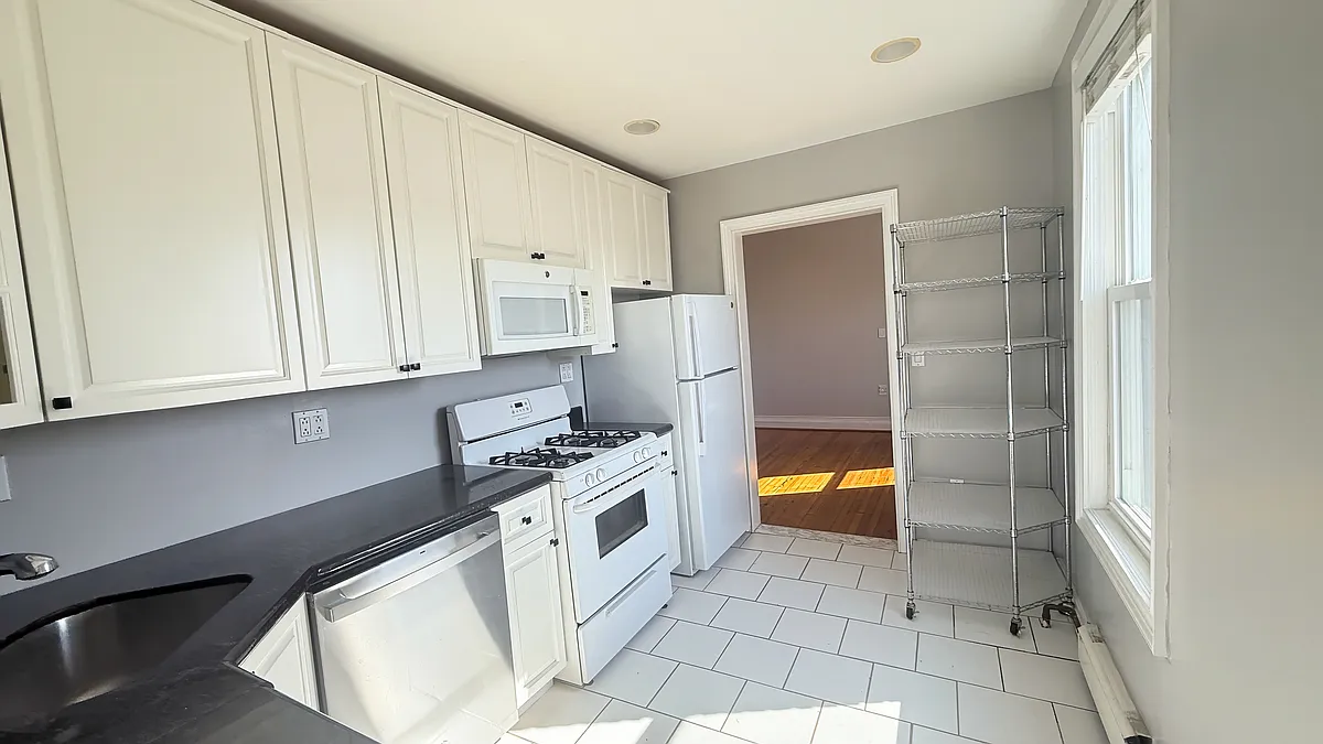 Building Photo - 1320 G St NE #3