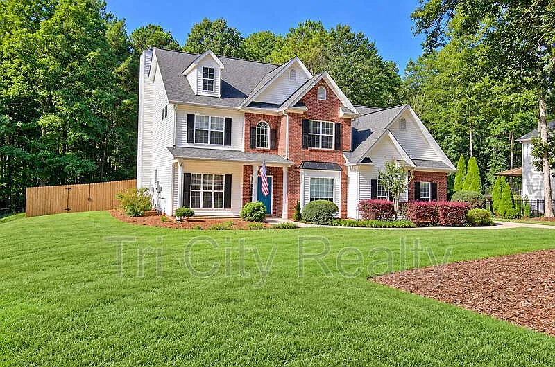 4 bed, 2.5 bath, 2220 sqft, $2,850 — Photo 4
