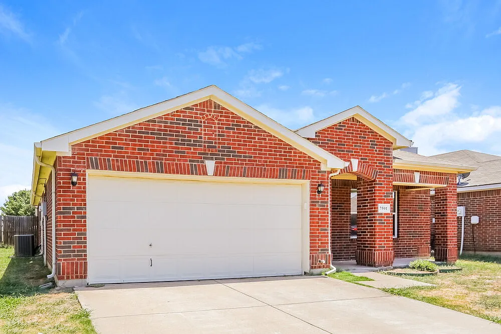 3 bed, 2.0 bath, 1740 sqft, $2,130 — Photo 3