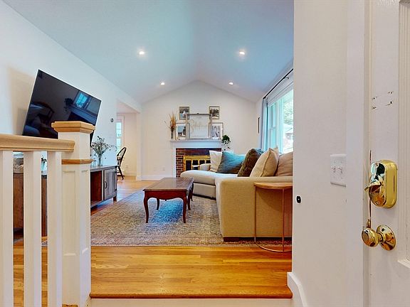 3rd image of 10 Glen Cir