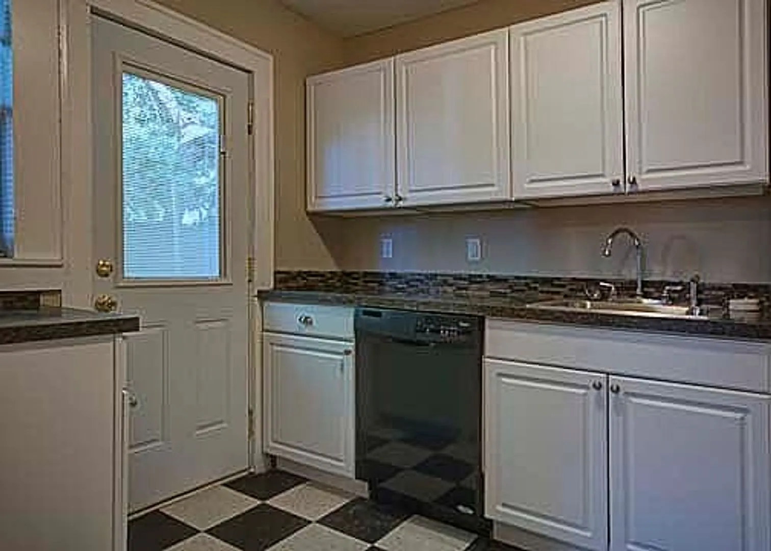 Daisy Terrace Apartments (1110 S. 30th Ave.) — Photo 2