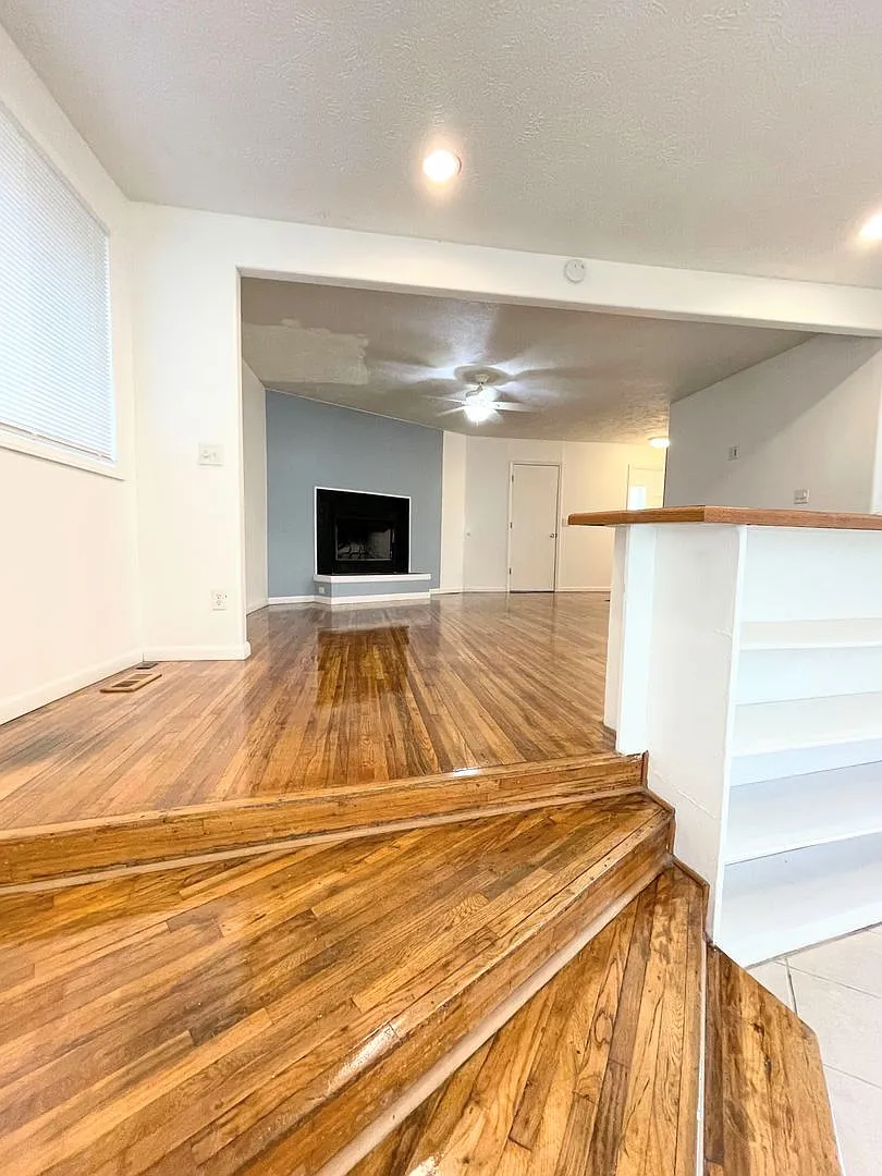 Large 2 bedroom 1 bath home — Photo 4