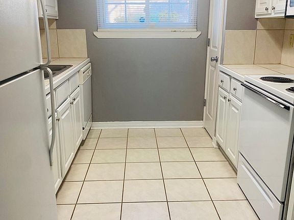 5th image of 913 W Rothland St #6D