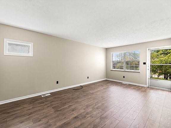 2nd image of 253 Pinecrest Cir #253