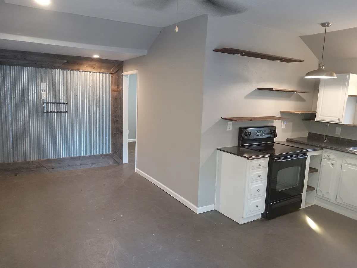 Building Photo - 2015 NW 28th St #B