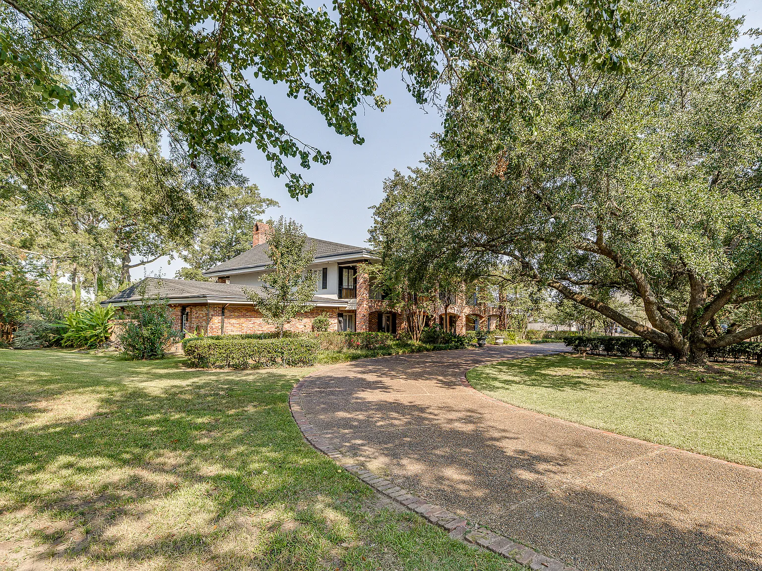 6 bed, 6250 sqft, $12,000 — Photo 2