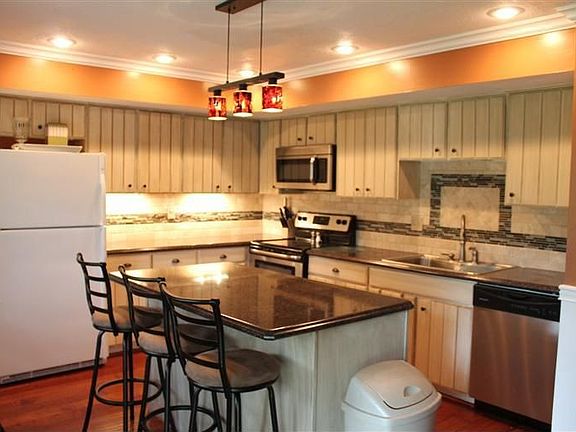 3rd image of 1023 Regent Park Dr