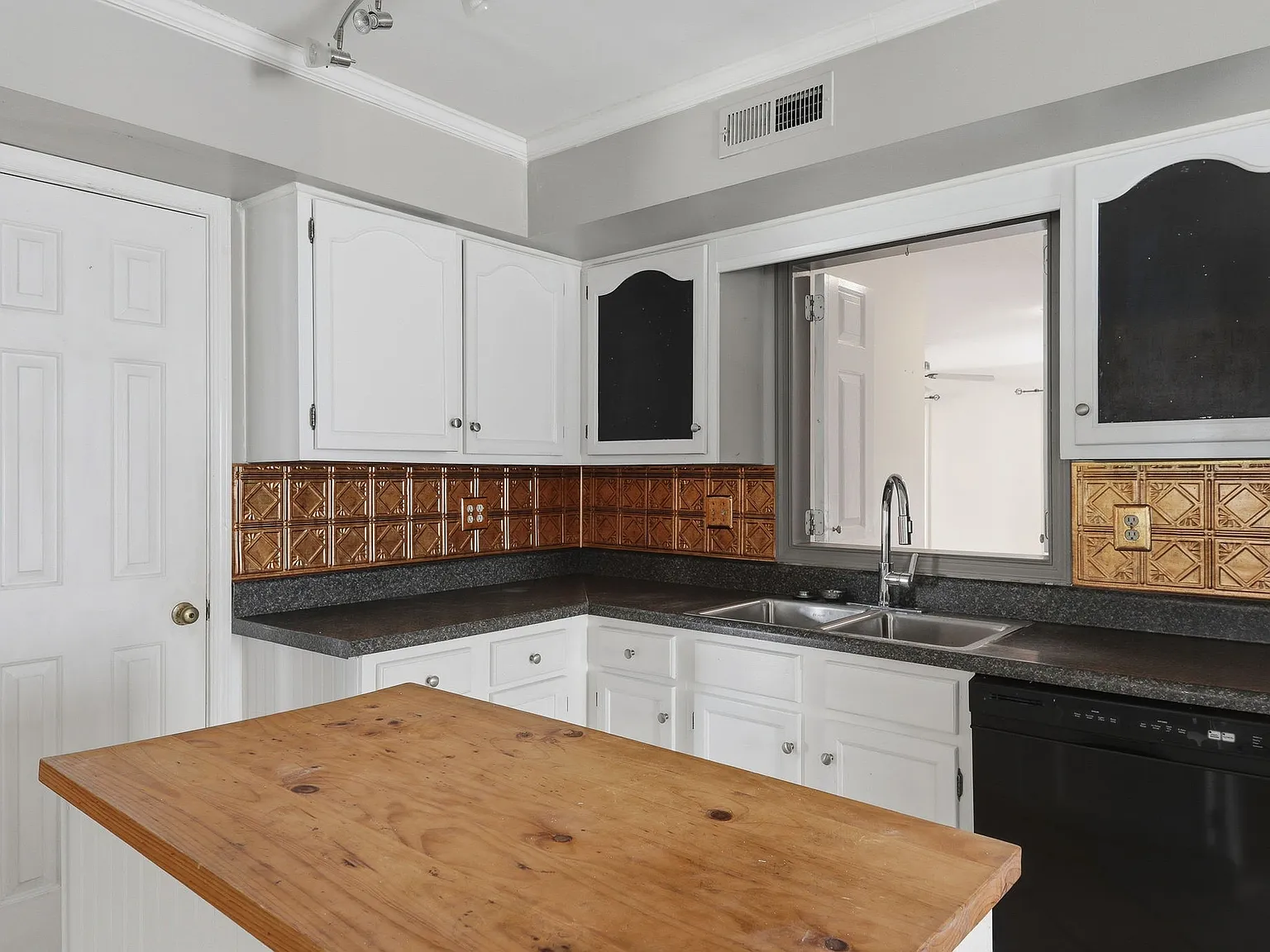 3 bed, 2600 sqft, $2,550 — Photo 3