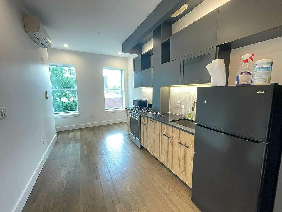 1st image of 1054 Dean St #3L