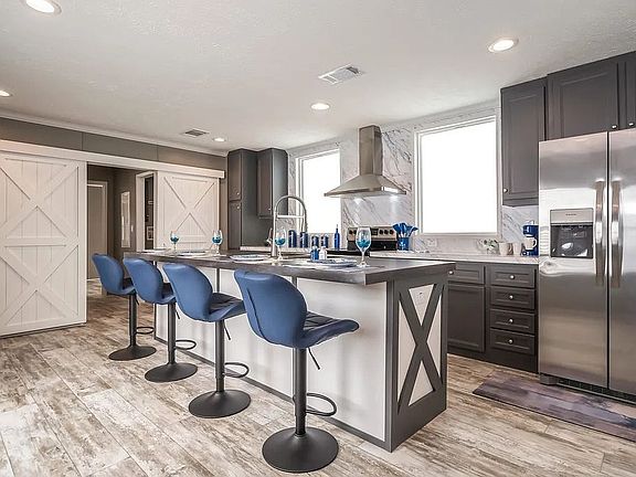 5th image of 211 Watermark Dr