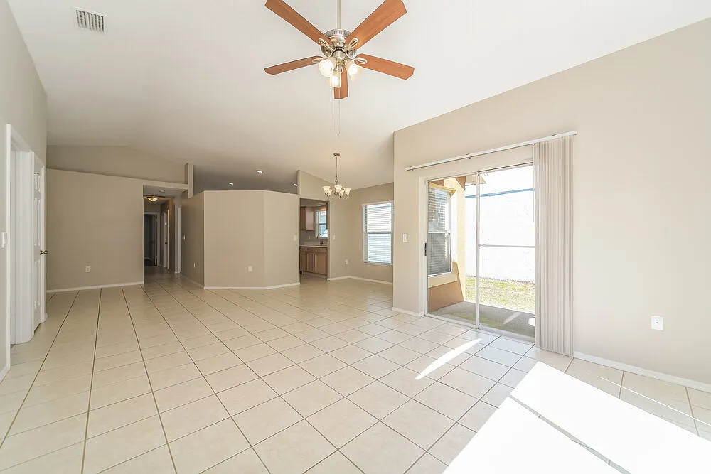 3 bed, 2.0 bath, 1392 sqft, $2,275 — Photo 4
