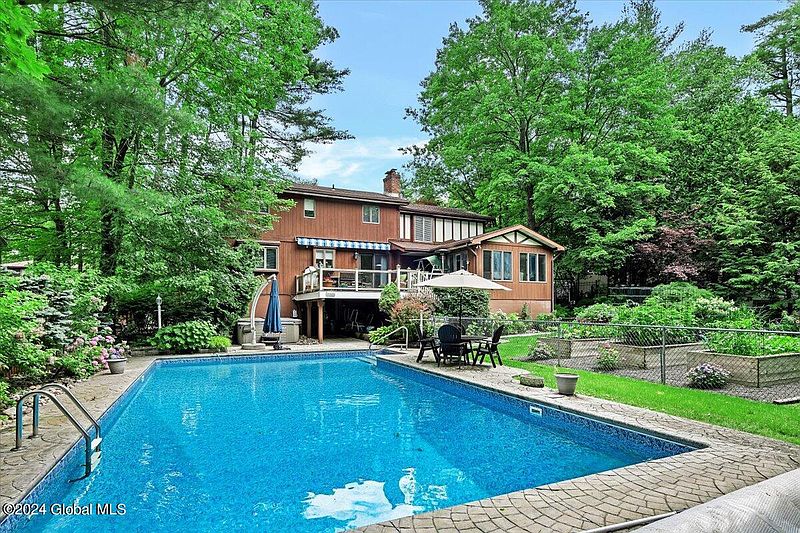 3rd image of 52 Bentwood Court