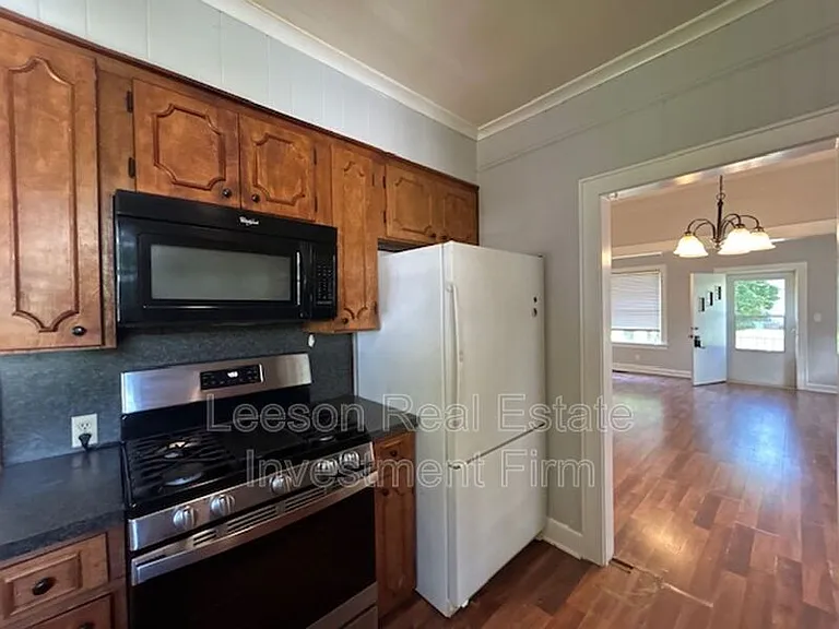 225 E Elmwood St — Photo 4