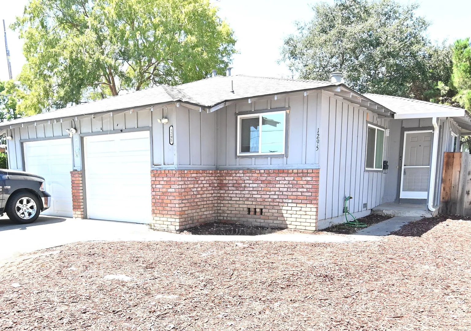 1295 Flora Ave, San Jose, spacious 2 bedroom 1 bath West San Jose duplex. — Photo 1