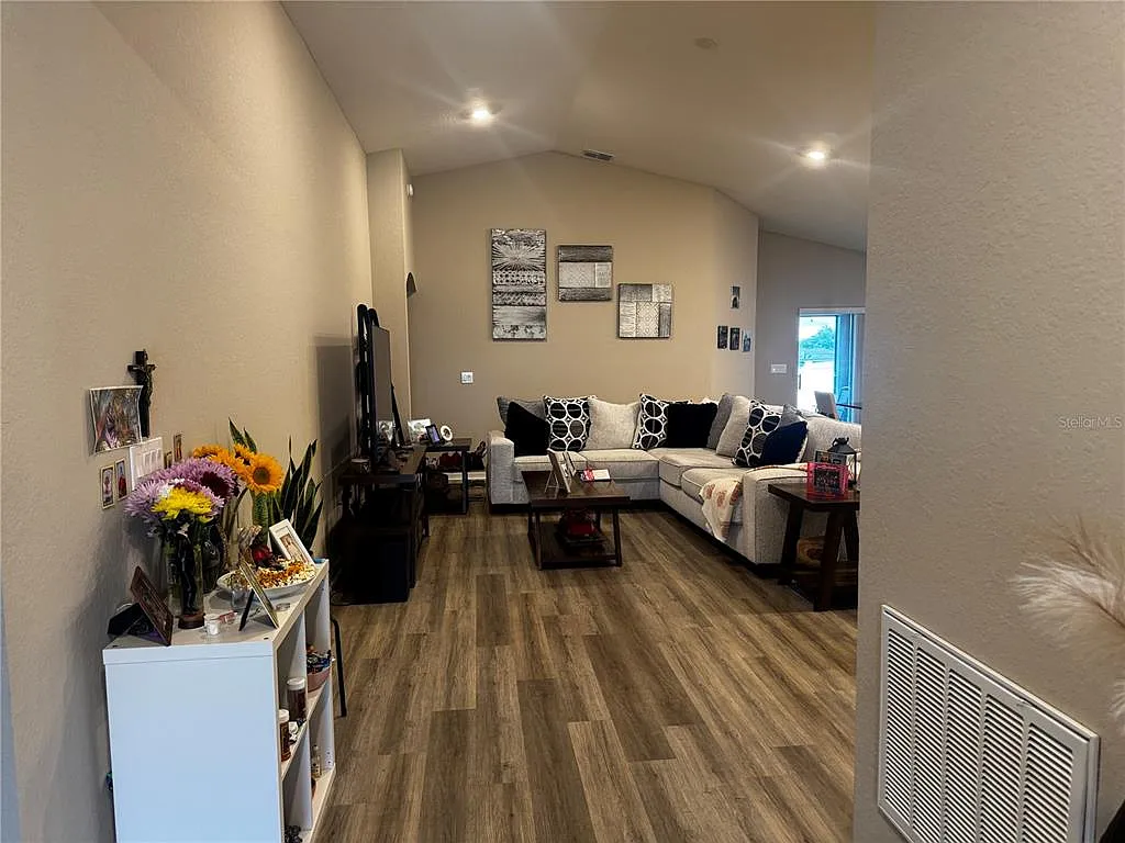 4 bed, 2.0 bath, 1855 sqft, $2,400 — Photo 4