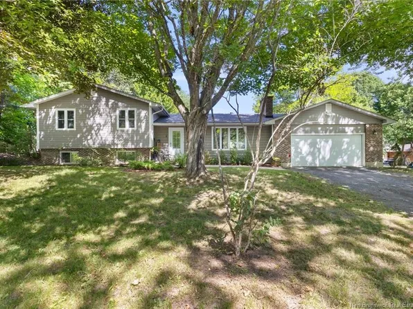 4 Mulberry Ct, Fredericton, NB E3A 5J1