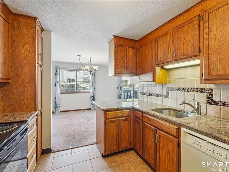 17 Oak Forest Dr #2 — Photo 6