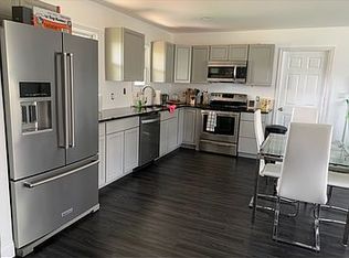 15 Maple Ln, Levittown, PA 19054