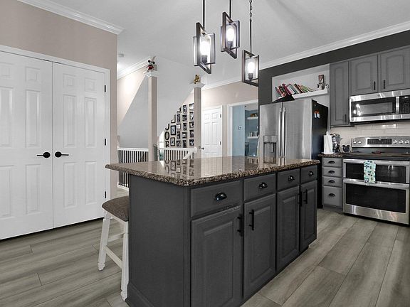 3rd image of 9274 Hampshire Ct