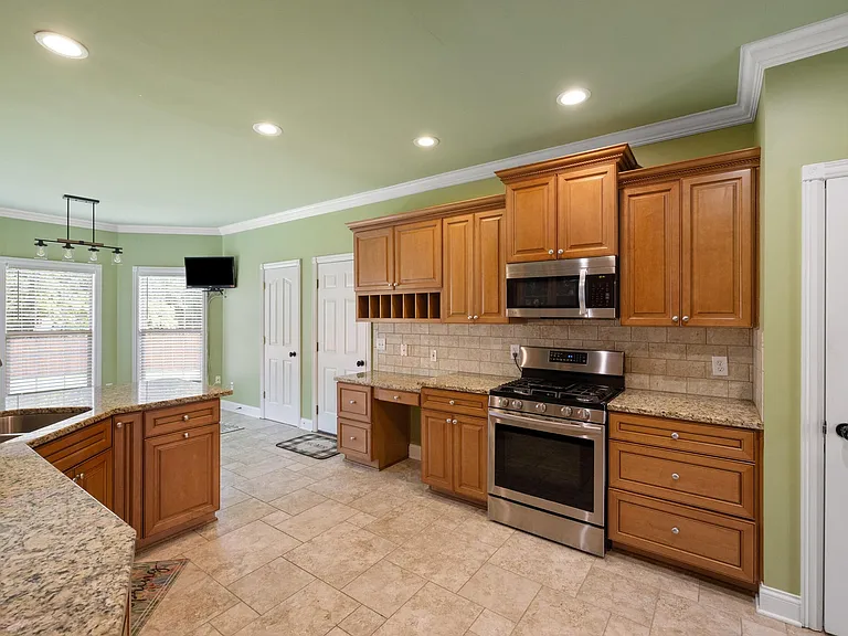 2128 Roswell Dr — Photo 10