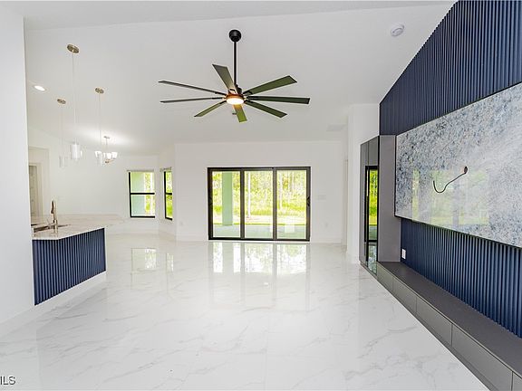 2nd image of 1006 Congress Ave