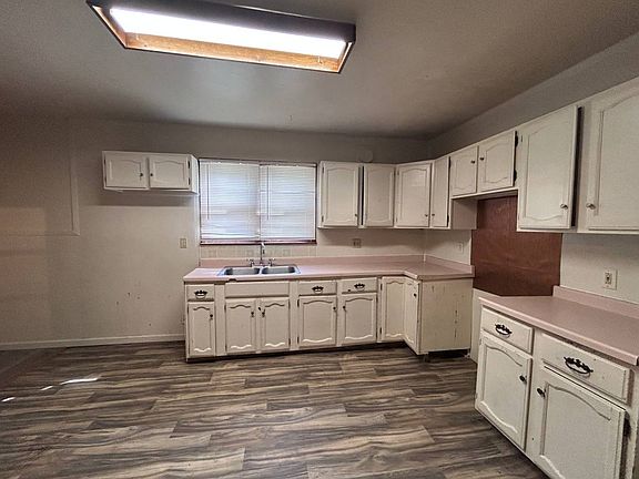 5th image of 213 Kinder St