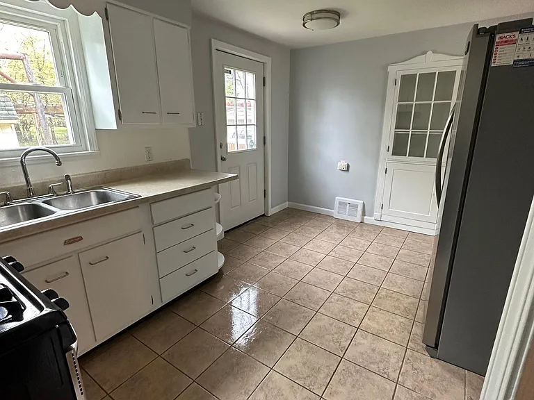 15215 Schuyler Ave — Photo 6