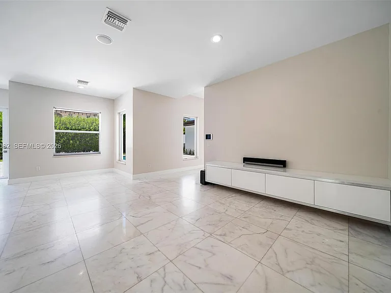 511 Madeira Ave — Photo 8