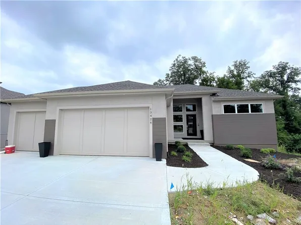 13426 Terrace Park Dr, Parkville, MO 64152