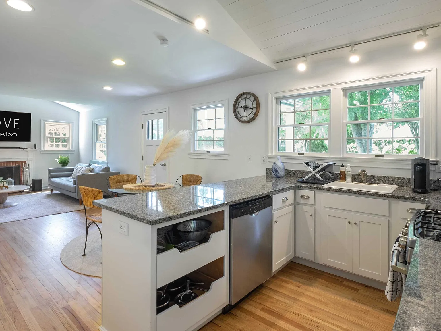 Driftwood Cottage | 3BR Secluded Oasis | Rove Travel — Photo 2