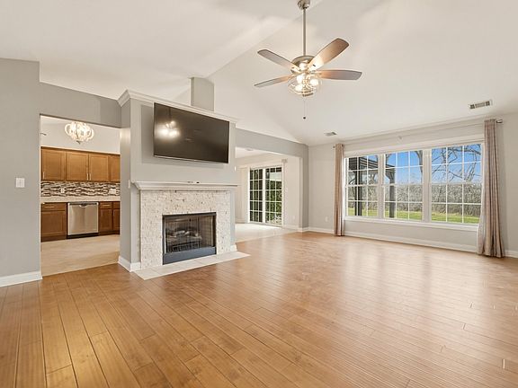 3rd image of 862 Veterans Ln