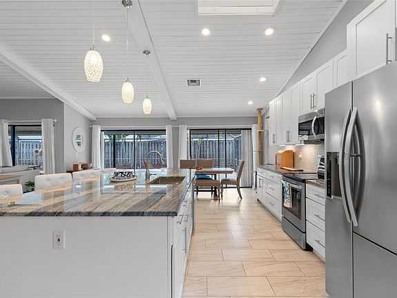 4th image of 770 NW 77th Avenue