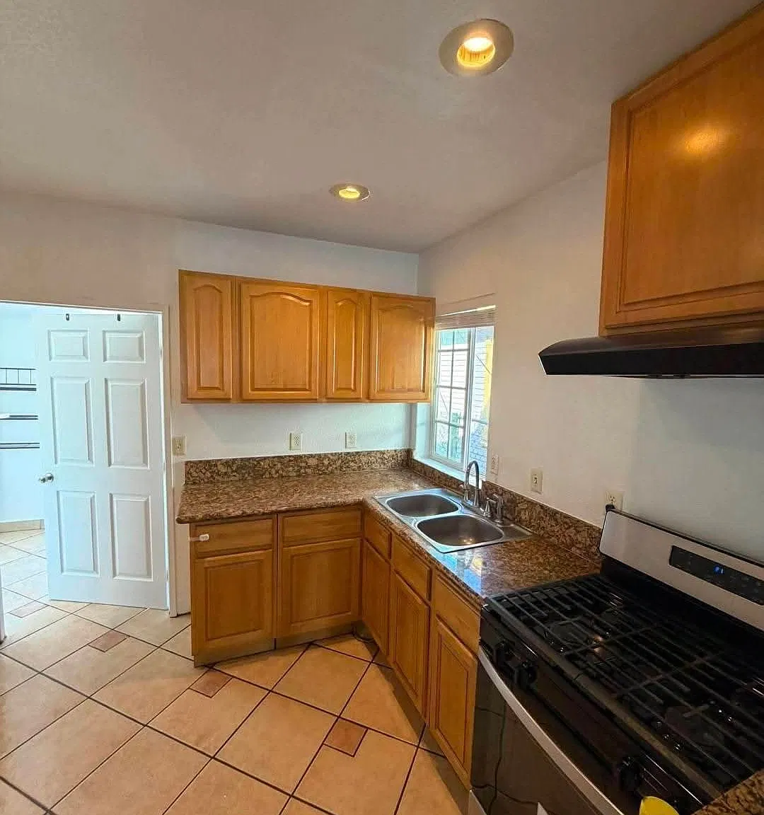 3 bed, 792 sqft, $3,400 — Photo 2