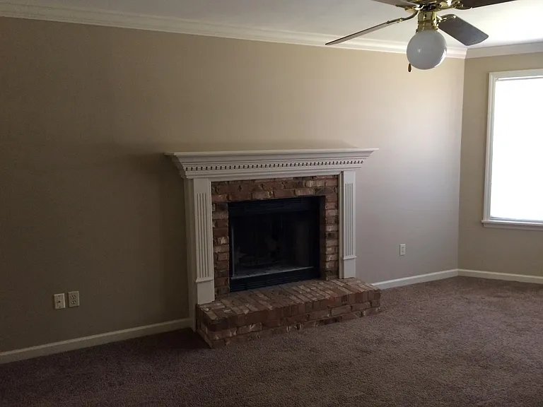 1168 Ashford Ln — Photo 6