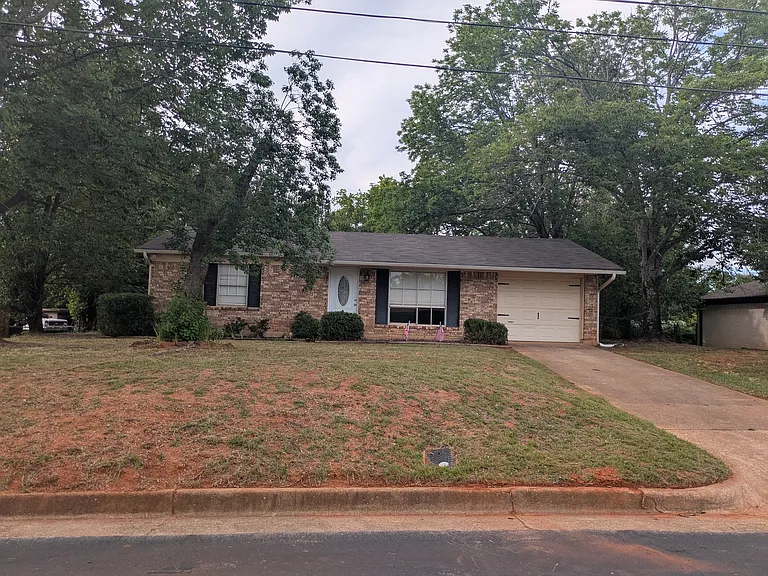 1511 Milam Dr — Photo 2