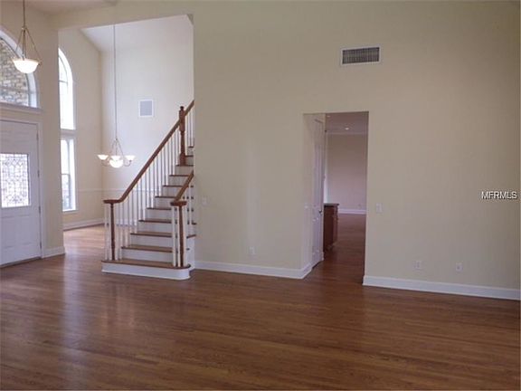 4th image of 990 E Crest Ave