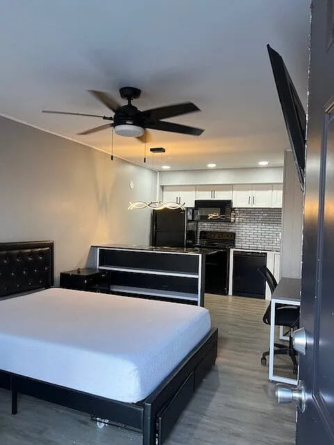 401 Smith St - C1 — Photo 3