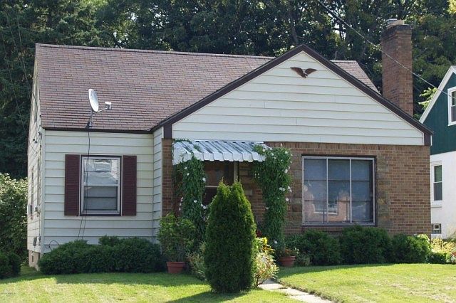 1st image of 876 Diamond Ave NE