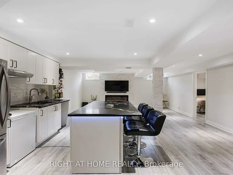 110 Thatcher Cres — Photo 4