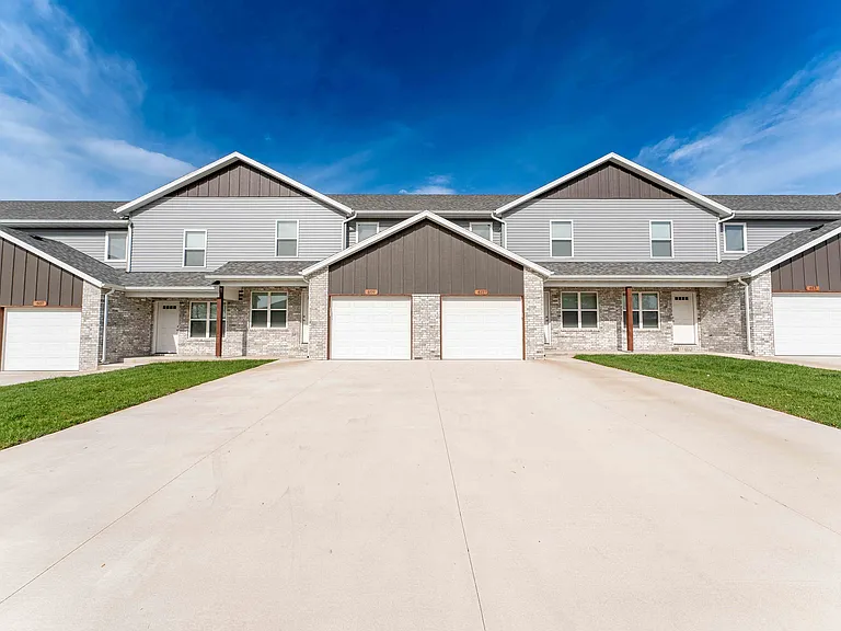 Oakwood Heights Townhomes — Photo 4