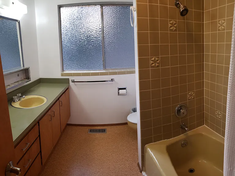 Upstairs Full Bathroom