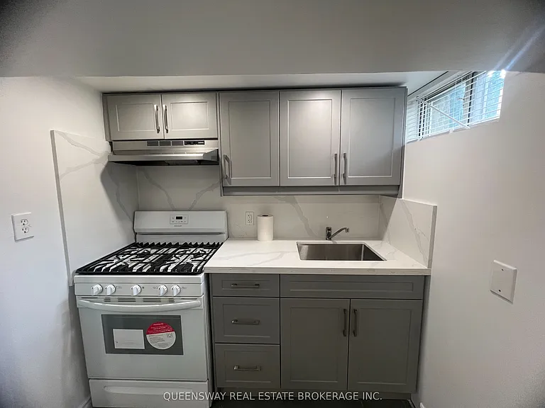 1389 Lansdowne Ave — Photo 9